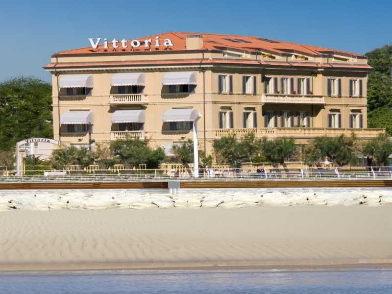 Hotel Vittoria เปซาโร ภายนอก รูปภาพ