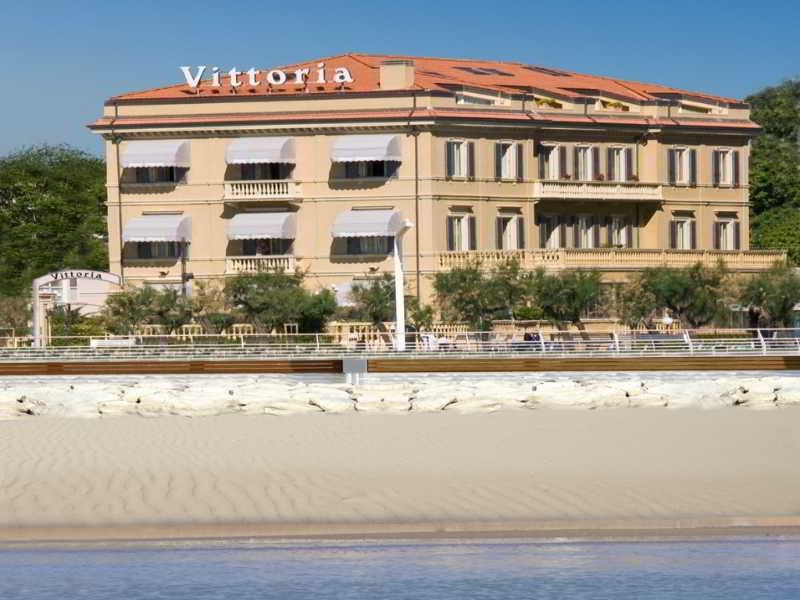 Hotel Vittoria เปซาโร ภายนอก รูปภาพ