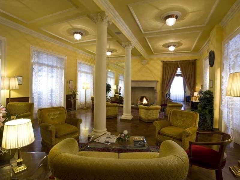 Hotel Vittoria เปซาโร ภายนอก รูปภาพ The lobby of the hotel