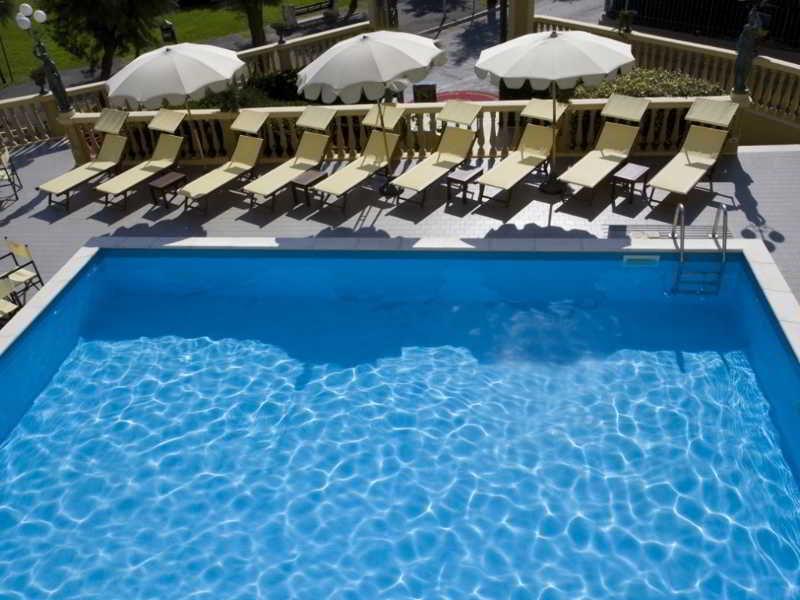 Hotel Vittoria เปซาโร ภายนอก รูปภาพ A swimming pool
