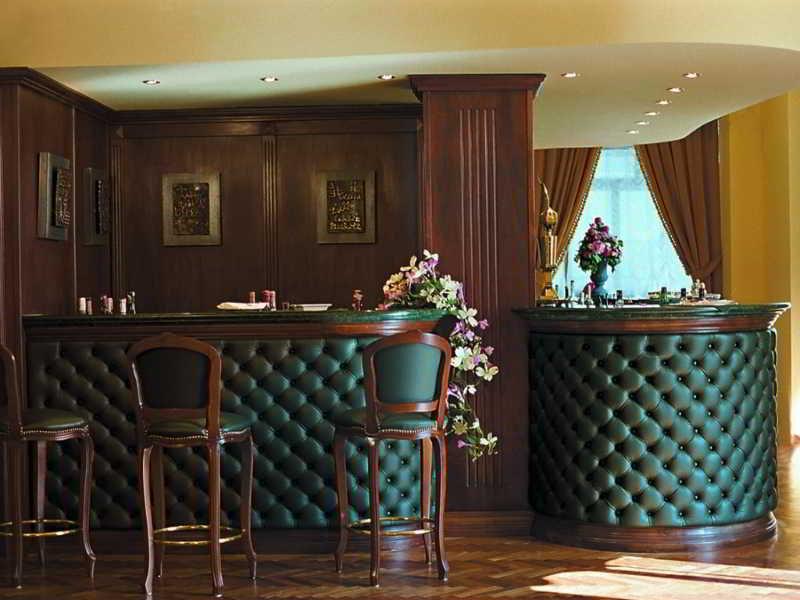 Hotel Vittoria เปซาโร ภายนอก รูปภาพ The bar at the hotel