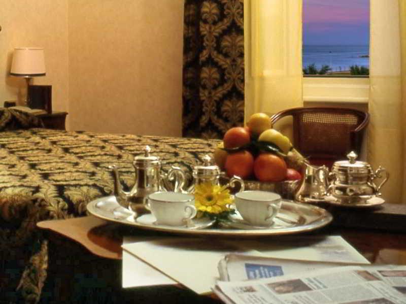Hotel Vittoria เปซาโร ภายนอก รูปภาพ A room at the Waldorf Astoria