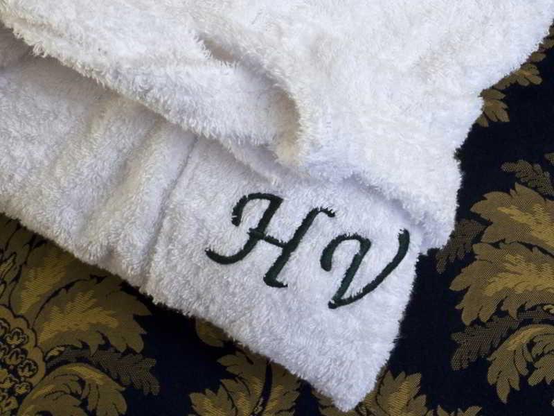 Hotel Vittoria เปซาโร ภายนอก รูปภาพ A monogram on a towel