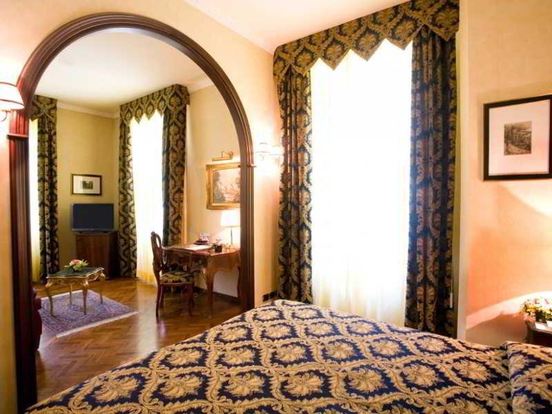 Hotel Vittoria เปซาโร ภายนอก รูปภาพ A room at the hotel