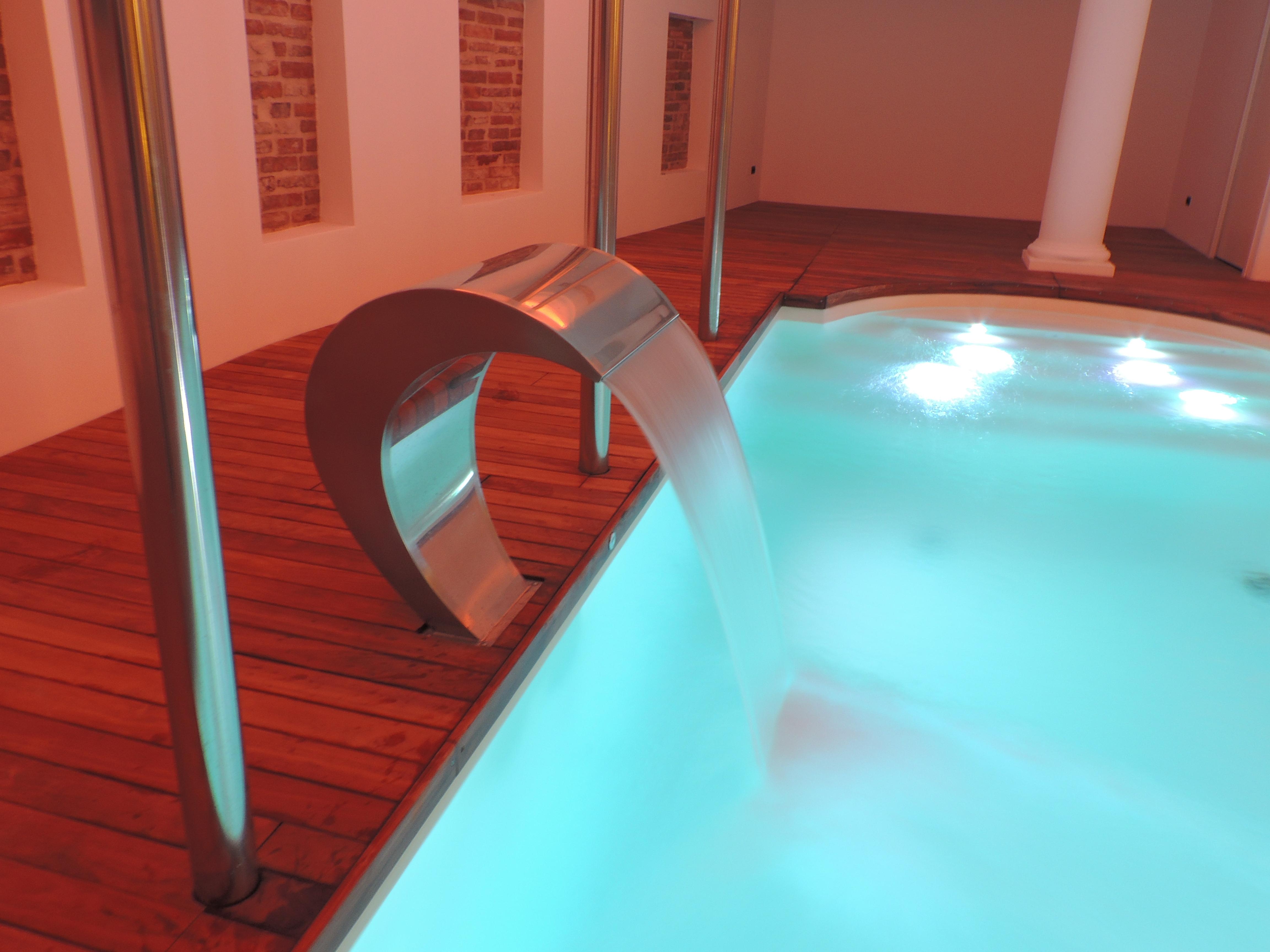 Hotel Vittoria เปซาโร ภายนอก รูปภาพ A modern indoor pool