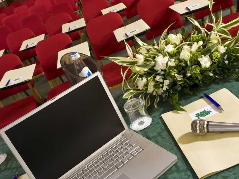 Hotel Vittoria เปซาโร ภายนอก รูปภาพ A laptop at a conference