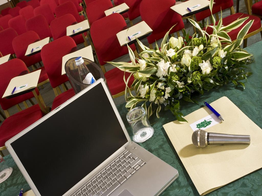 Hotel Vittoria เปซาโร ภายนอก รูปภาพ A conference room