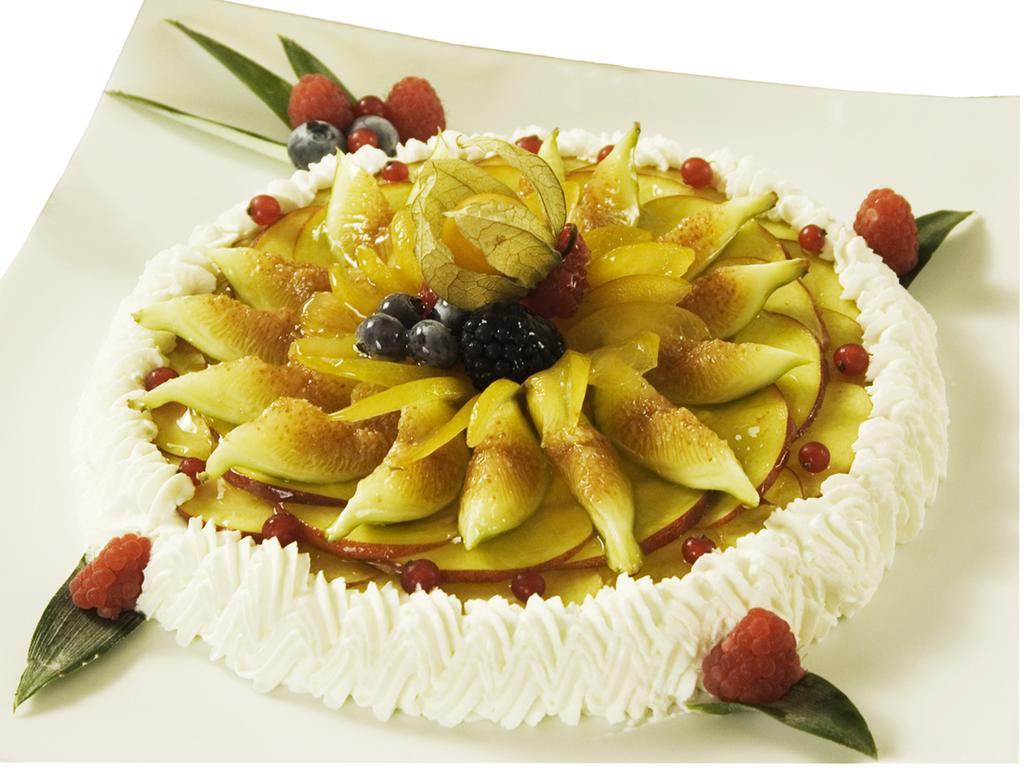 Hotel Vittoria เปซาโร ภายนอก รูปภาพ A fruit cake