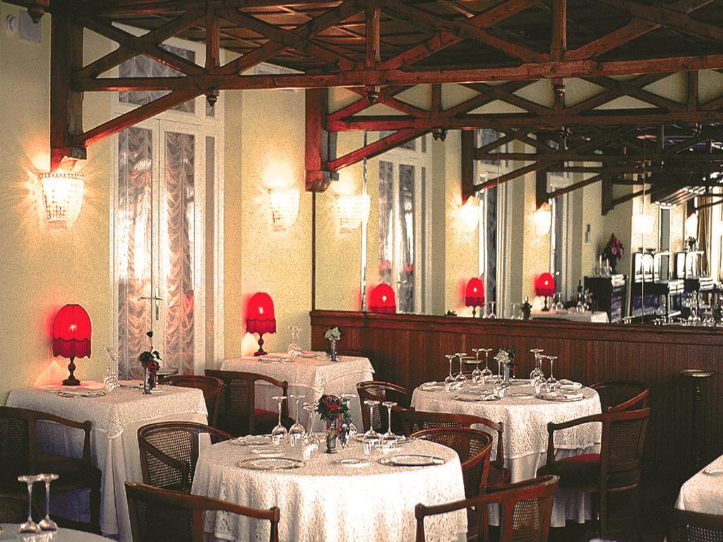 Hotel Vittoria เปซาโร ภายนอก รูปภาพ Restaurant "La Pergoletta"