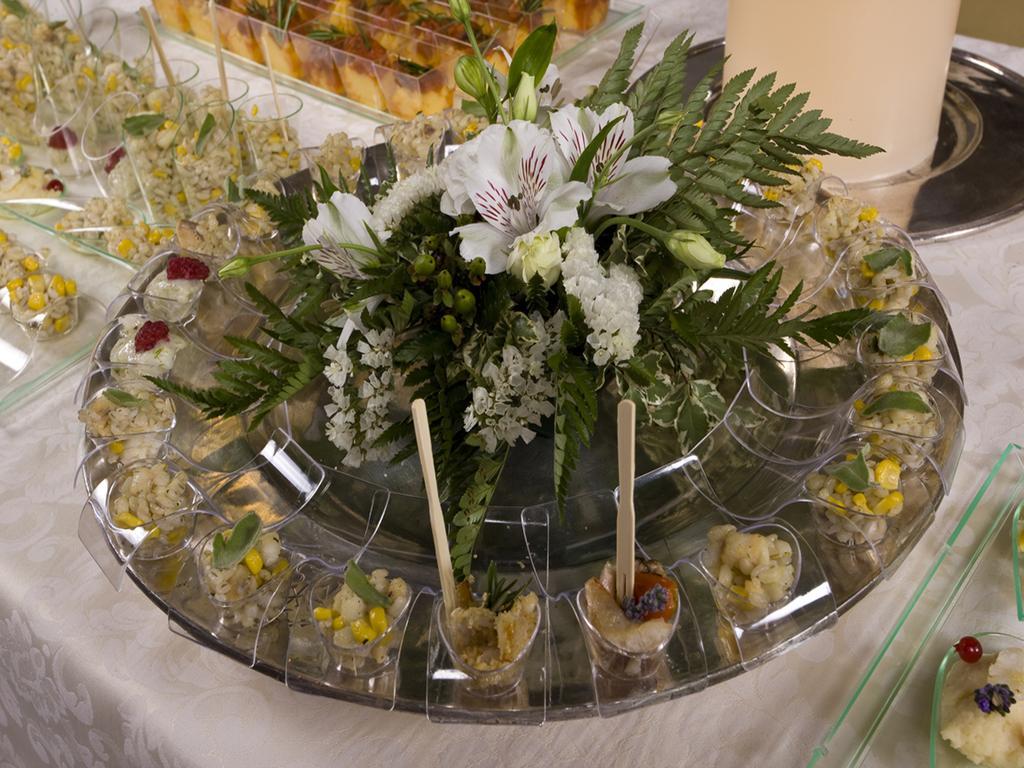 Hotel Vittoria เปซาโร ภายนอก รูปภาพ Canapés