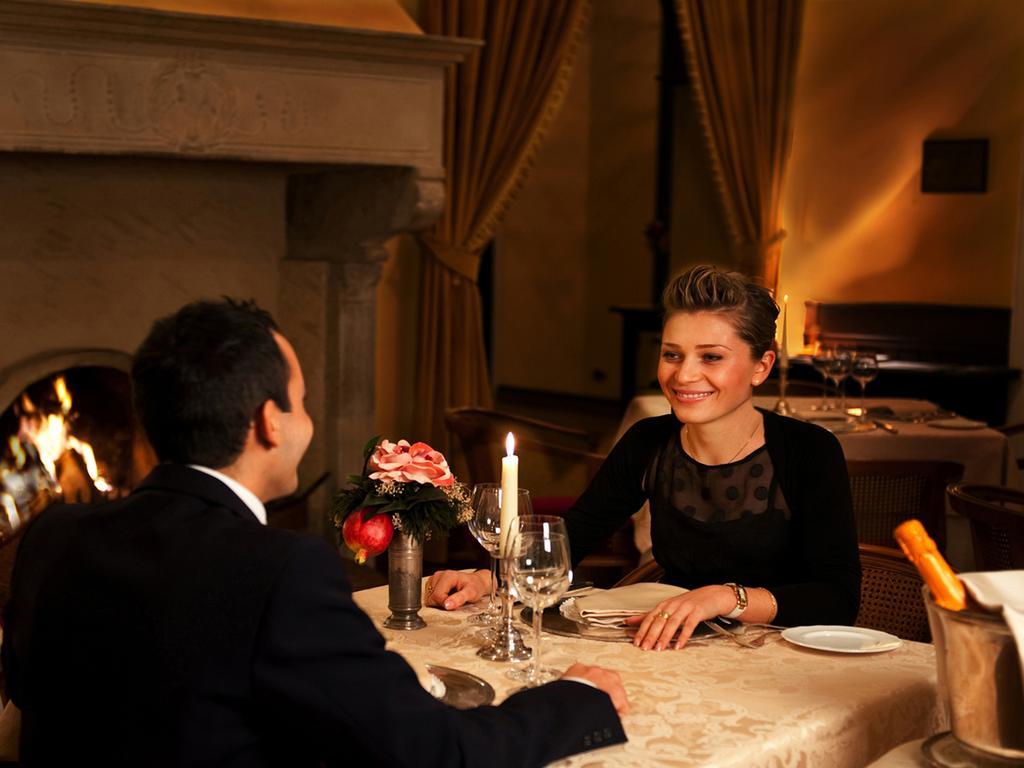 Hotel Vittoria เปซาโร ภายนอก รูปภาพ A couple dining in a restaurant