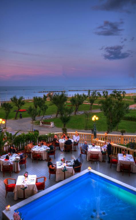 Hotel Vittoria เปซาโร ภายนอก รูปภาพ The restaurant