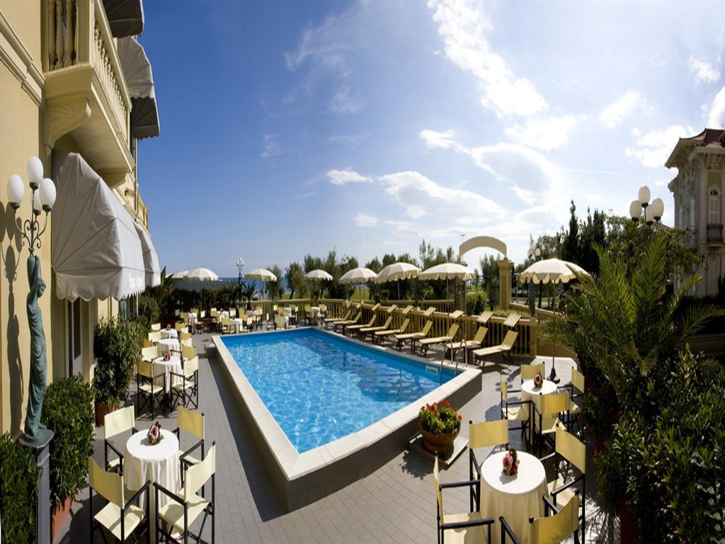 Hotel Vittoria เปซาโร ภายนอก รูปภาพ