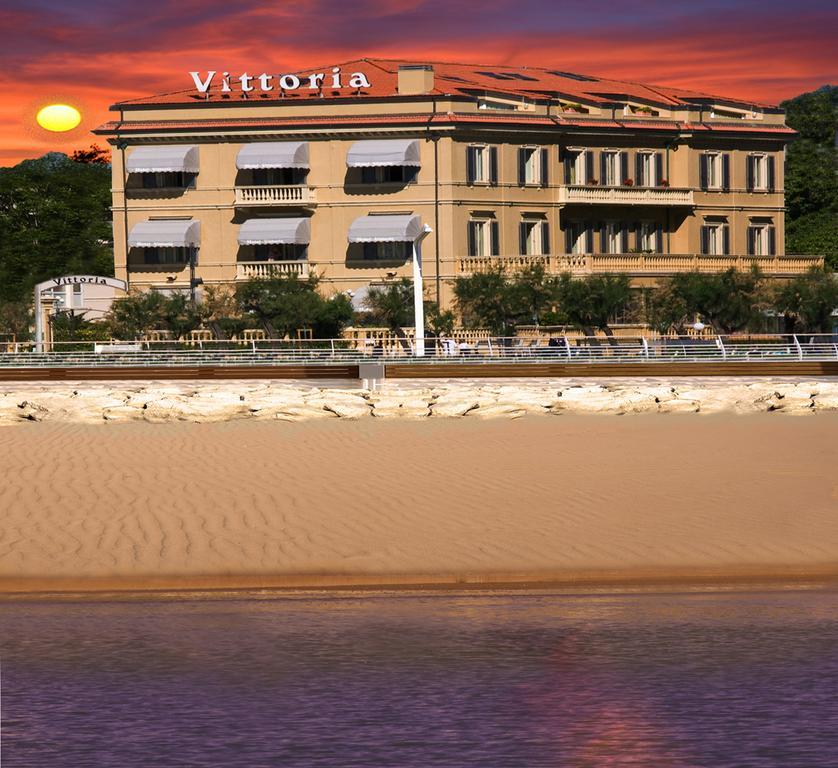 Hotel Vittoria เปซาโร ภายนอก รูปภาพ