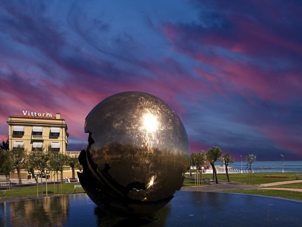Hotel Vittoria เปซาโร ภายนอก รูปภาพ The Ball sculpture at dusk