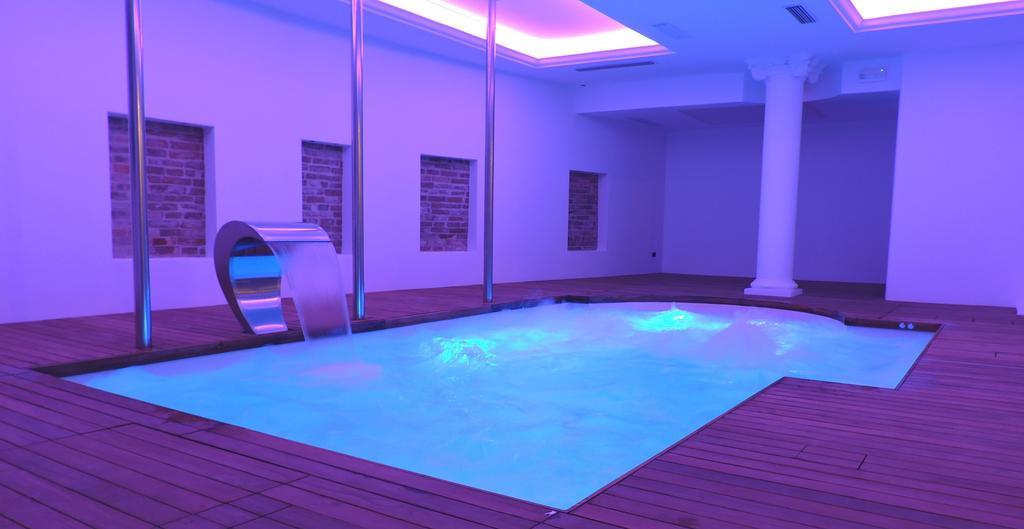 Hotel Vittoria เปซาโร ภายนอก รูปภาพ The spa at The Old Ship Hotel
