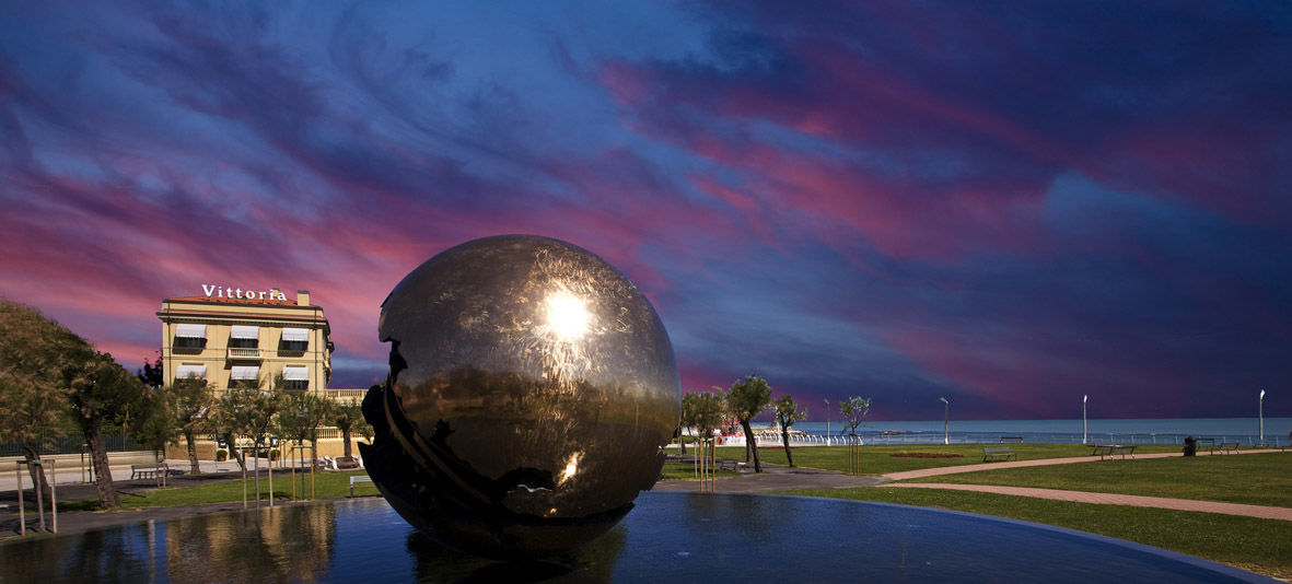 Hotel Vittoria เปซาโร ภายนอก รูปภาพ The Ball sculpture at sunset