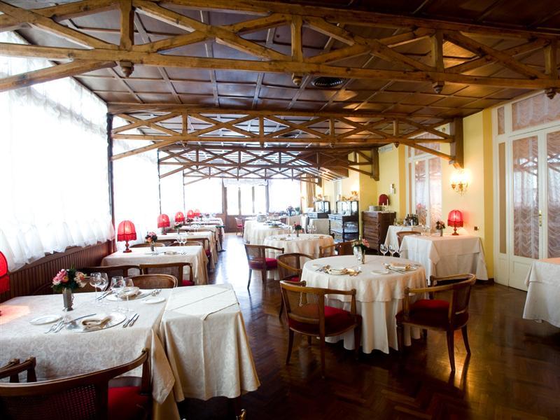 Hotel Vittoria เปซาโร ภายนอก รูปภาพ Restaurant