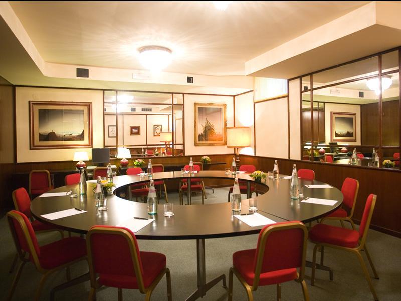 Hotel Vittoria เปซาโร ภายนอก รูปภาพ The boardroom at the Royal Society