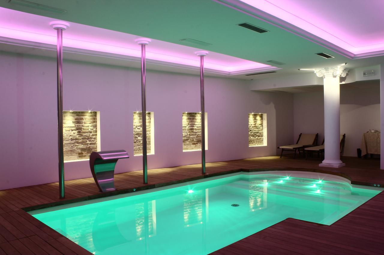 Hotel Vittoria เปซาโร ภายนอก รูปภาพ A swimming pool with LED lighting