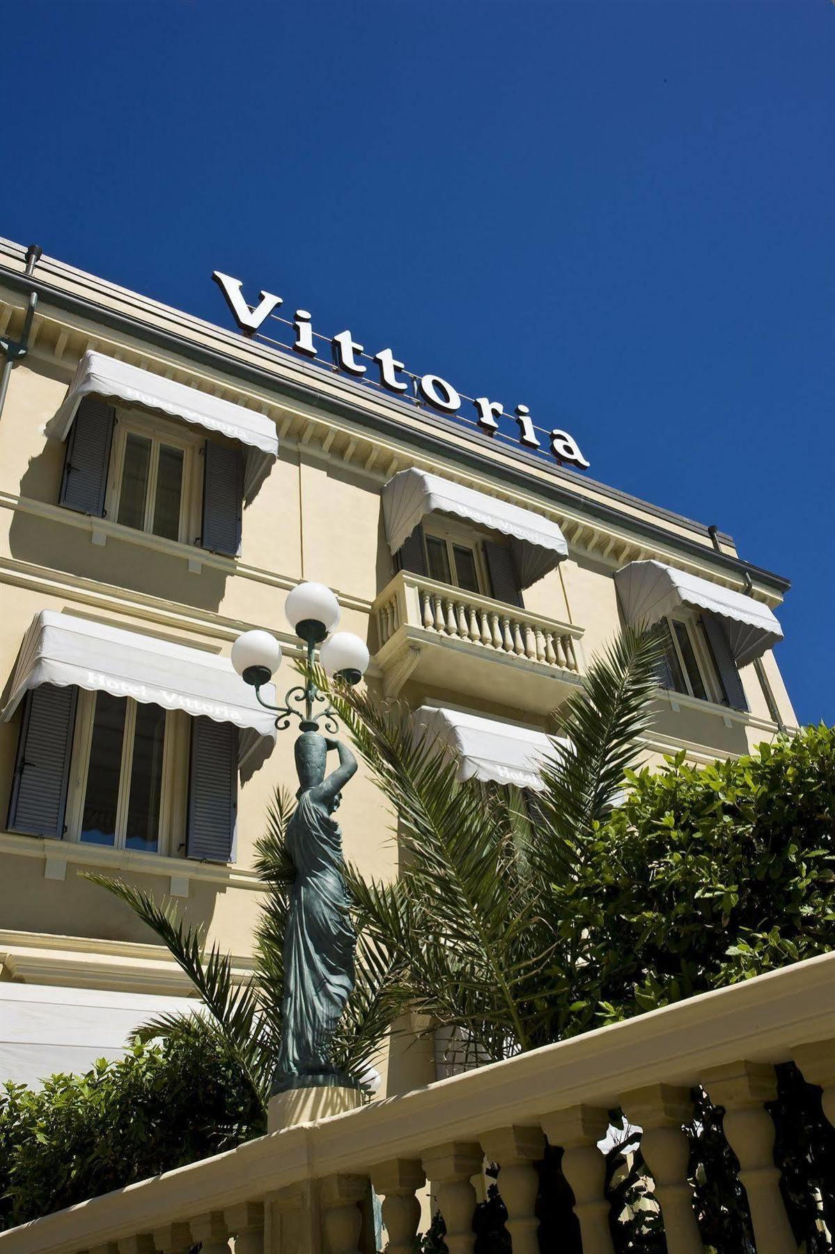 Hotel Vittoria เปซาโร ภายนอก รูปภาพ
