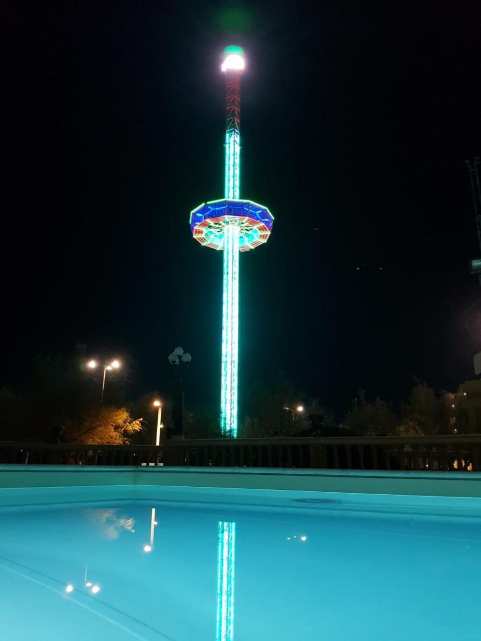 Hotel Vittoria เปซาโร ภายนอก รูปภาพ The observation tower at night